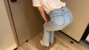 Phim sex vô tình gặp em gái quần jean mông to ở cửa hàng bán hoa – Phim Sex Trung Quốc
